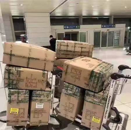 出境领队变身 国际快递员 ,兜转大半个地球 海外人士捐赠武汉紧缺医疗物资都被他们人肉带回